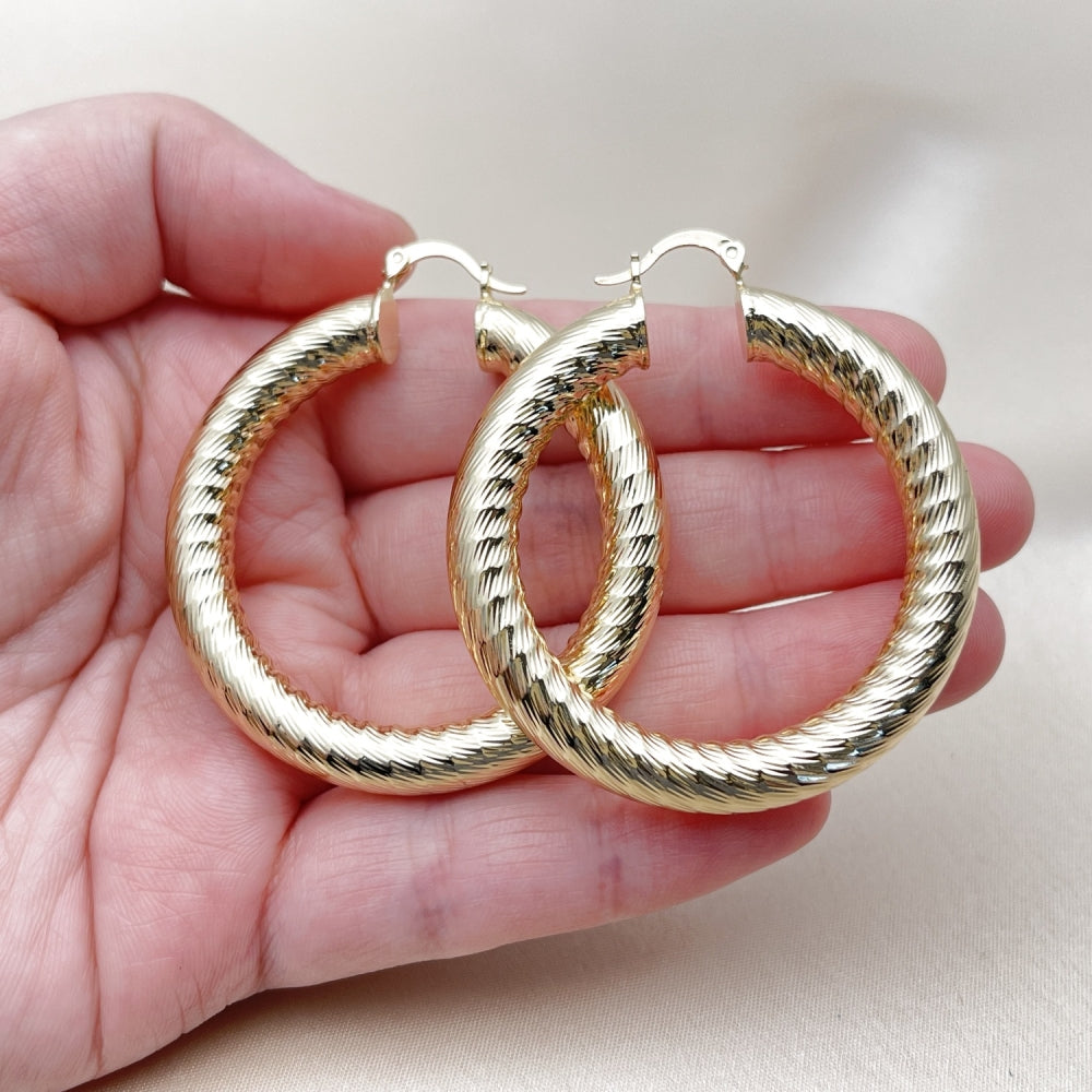 Oro Laminado Medium Hoop, Gold Filled Style Hollow Design, Diamond Cutting Finish, Golden Finish