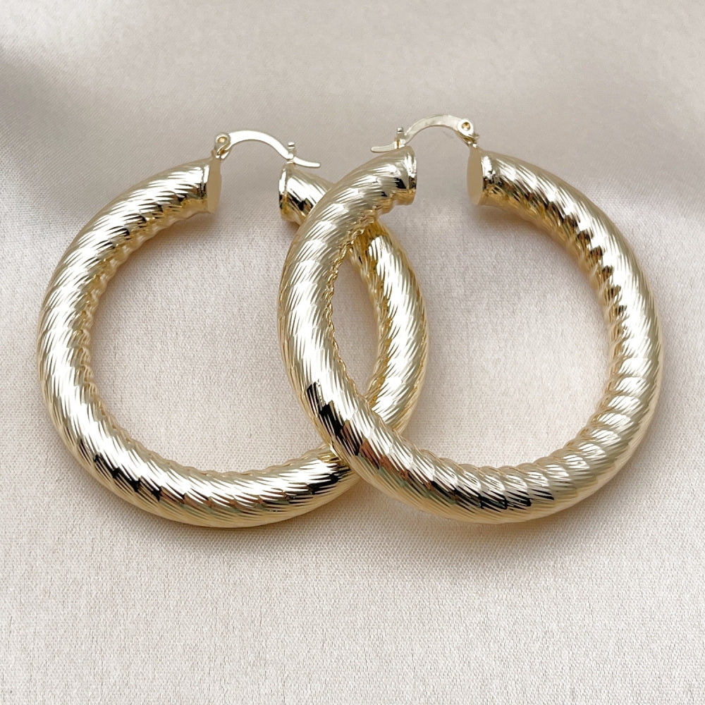 Oro Laminado Medium Hoop, Gold Filled Style Hollow Design, Diamond Cutting Finish, Golden Finish